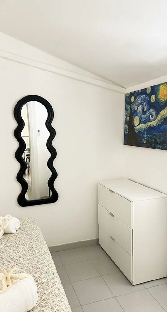Specchio decorativo e cassettiera nella zona notte