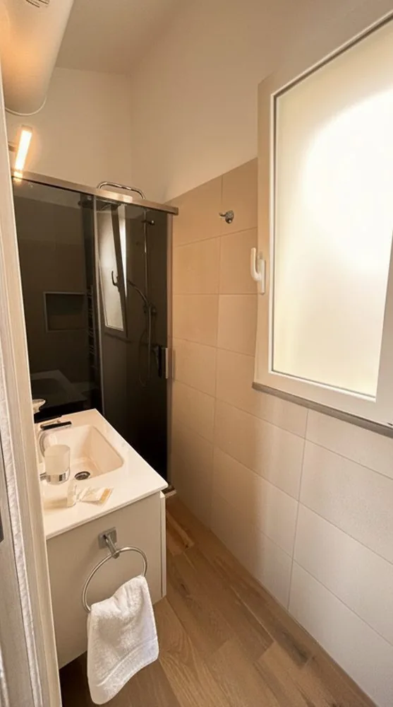 Dettaglio del bagno con asciugamani