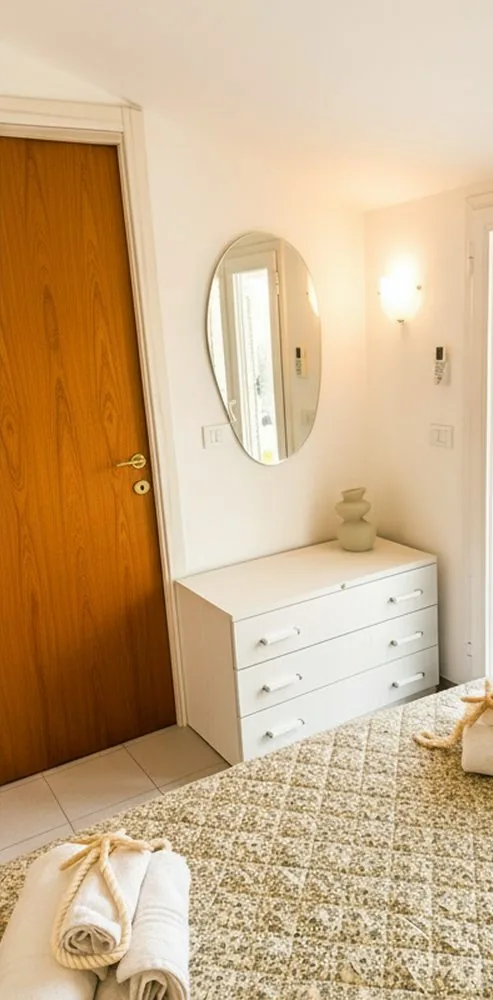 Camera da letto con porta in legno e cassettiera