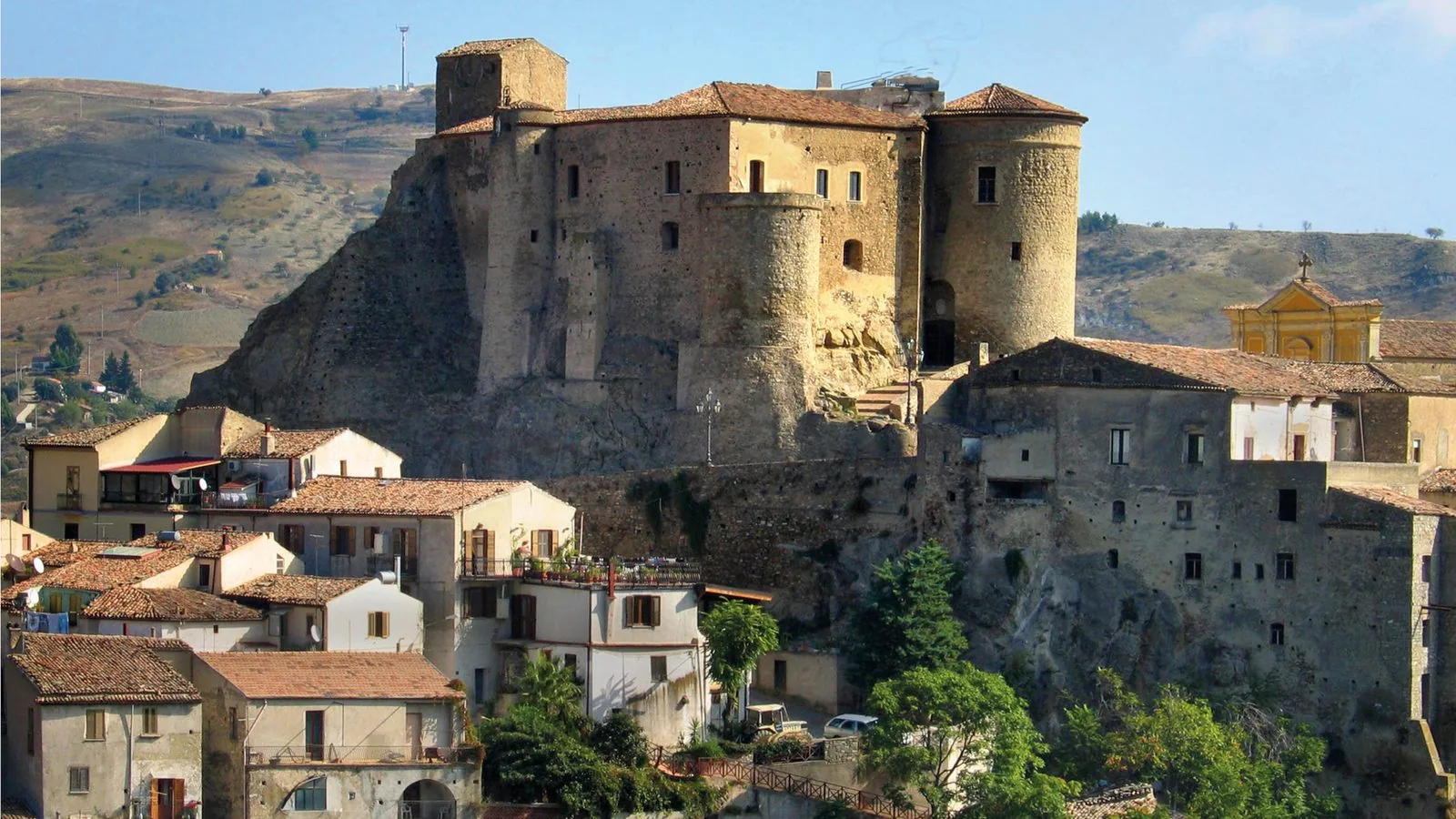 Il castello medievale di Oriolo che domina le case in pietra del borgo
