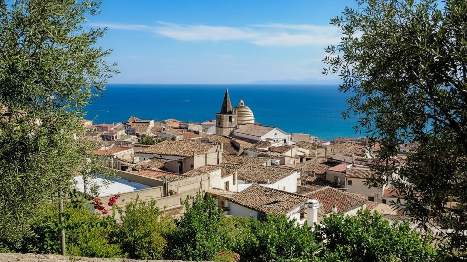 Il centro storico di Trebisacce con la cupola della chiesa e il mare Ionio sullo sfondo
